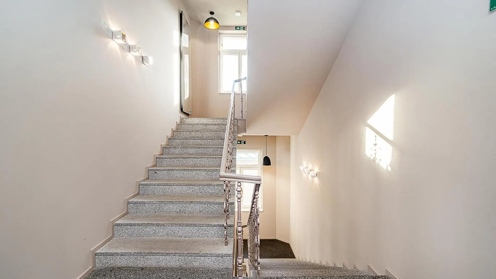Modern Apt With Portable Ac And Cozy Terrace דירה פראג